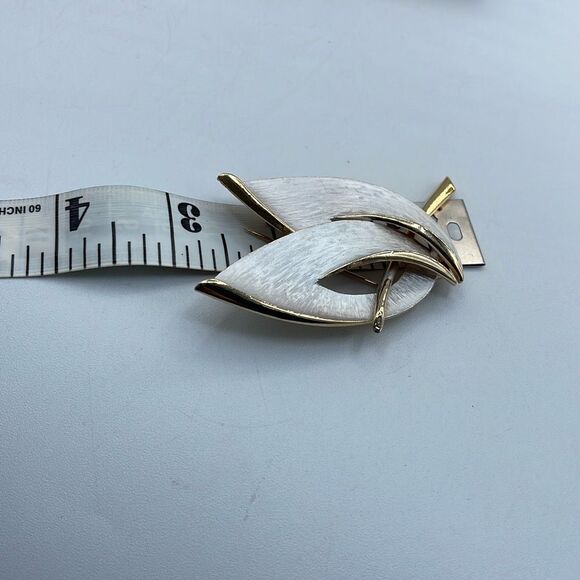 Vintage brushed leaf brooch with white enamel decor - Picture 4 of 6